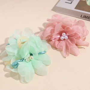 Dettagli di eleganti mollette per capelli in chiffon con perle in menta e rosa