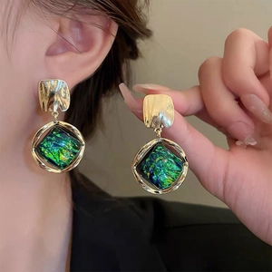Elegante geometrische hangende oorbellen met groene vierkante steen en goudkleurig metaal