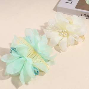 Pinza per capelli a fiore con perle e petali in organza color menta e crema