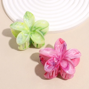 Set of two marble textured flower hair claws in light green and soft pinkish purple colors