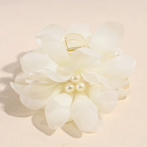 Dettaglio di una grande molletta per capelli a fiore in chiffon con eleganti perle