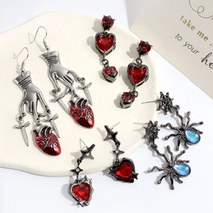 Set di orecchini gotici con cuore anatomico, ragno e croce in finitura argento antico