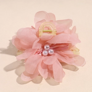 Dettaglio della pinza per capelli con fiore di chiffon rosa e stami di perle