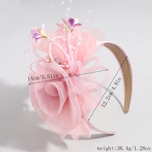 Détail du serre-tête fleur en résille rose orné de strass, perles et de sequins fins