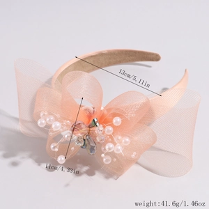 Detailansicht Braut Stirnband mit Satin, Perlen und Maßen des Kristallbogens