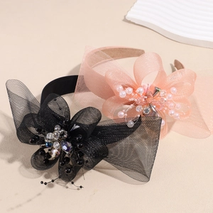 Elegante Haarreifen mit Satinblumen, Strass und Perlen für Brautfrisuren-Styling