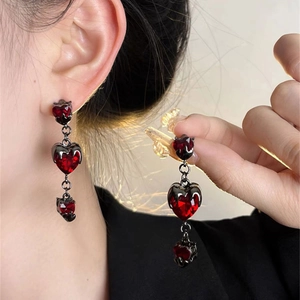 Orecchini pendenti gotici a cuore rosso in metallo brunito con tre pietre e stile vintage