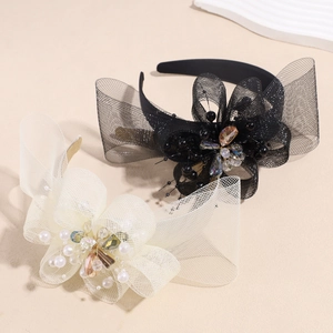 Detail von Satin-Haarbändern mit Netzschleifen, Perlen und Strass in Schwarz und Beige