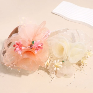 Chapeau fascinateur mariée élégant avec fleurs en maille orange et crème et perles déco