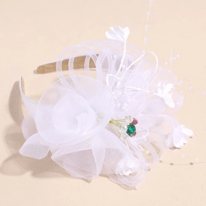 Détail du serre-tête de mariée en résille blanche avec perles et cristaux colorés