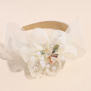 Detail eines cremefarbenen Tüll-Stirnbands mit Strasssteinen und Perlen für Hochzeiten