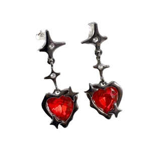 Orecchini a cuore rosso in stile gotico con stelle in metallo nero e pietre di zircone