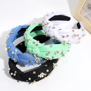 Cerchietti in tessuto annodato con perline floreali e perle in colori assortiti su bianco