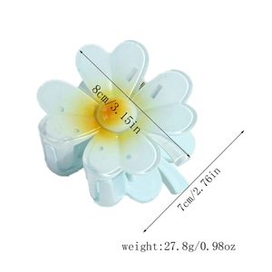 Détails de la pince à cheveux fleur bleue claire montrant les dimensions 8cm et le poids