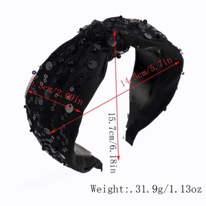 Dettaglio del cerchietto in rete nera con paillettes, larghezza 5,3 cm e un peso di 31,9 g