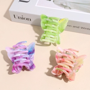 Trois pinces à cheveux papillon élégantes avec texture marbrée en vert, bleu et rose