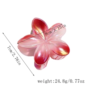 Détail d'une pince à cheveux fleurie nacrée avec dimensions 8cm et poids de 24,8g