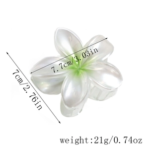 Dettaglio della molletta per capelli frangipani con misure 7,7 cm e peso di 21 g