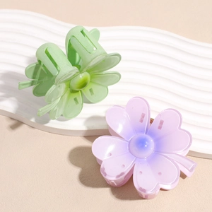 Pinces à cheveux fleurs de frangipanier dégradées violet et vert pour coiffure élégante
