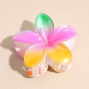 Détail d'une pince à cheveux fleurie avec dégradé de couleurs rose, jaune et vert