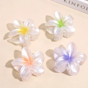 Set di quattro fermagli per capelli a fiore di plumeria con finitura perlata lucida