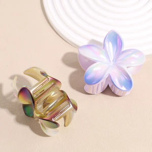 Pinces à cheveux fleur nacrée avec dégradé de couleurs sur un plateau élégant