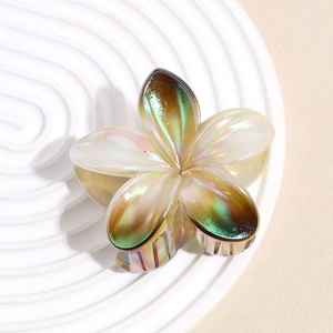 Détail de la pince à cheveux fleurie nacrée avec des pétales en résine et fini brillant