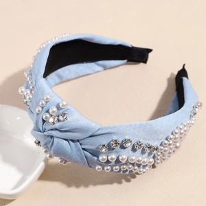 Détails du serre-tête bleu clair avec perles blanches et strass brillants au design torsadé