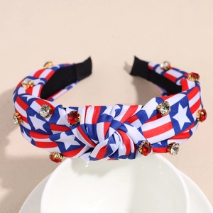 Détail du bandeau large noué avec strass patriotiques et motif drapeau américain