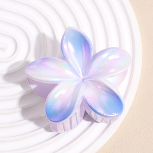 Gros plan sur la grande pince à cheveux fleur nacrée avec un dégradé de couleurs irisées