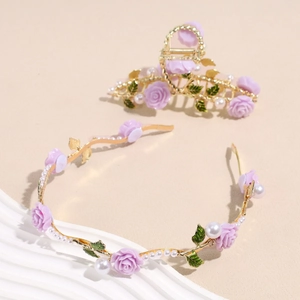 Detailansicht von lila Harzrosen mit weißen Perlen auf einem goldenen Haar-Accessoires-Set
