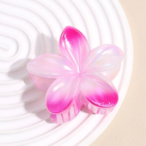 Détail d'une grande pince à cheveux fleur nacrée avec pétales en dégradé rose doux