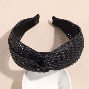 Detail van zwarte gevlochten hoofdband met verfijnde textuur en antislip binnenbekleding