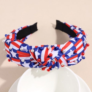 Détail d'un serre-tête nœud drapeau USA avec strass et perles rouges, blancs et bleus