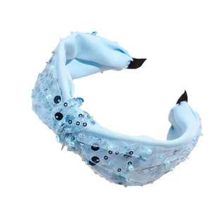 Cerchietto celeste con nodo in rete e decorazioni di paillettes e perline scintillanti