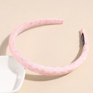 Dettaglio del cerchietto jacquard floreale rosa con trama in raso e etichetta interna
