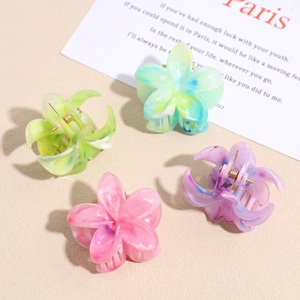 Set di quattro mollette per capelli a fiore con sfumatura marmo e molla in metallo