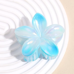 Détail de la grande pince à cheveux fleur nacrée avec dégradé de bleu en résine