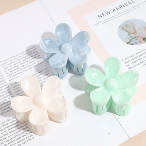 Three-piece set of large floral hair claws with elegant marble texture in pastel colors