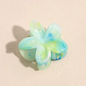 Dettaglio della pinza per capelli a fiore con effetto sfumato marmorizzato e molla