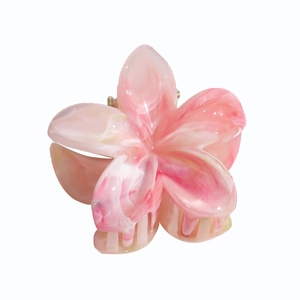 Pinza per capelli a fiore in acetato con sfumatura rosa marmorizzata su bianco