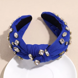 Vue détaillée du serre-tête en velours bleu roi orné de strass blancs étincelants brodés