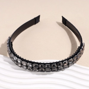 Detail eines zweireihigen grauen Strass-Haarreifens mit schwarzer Basis und Stoffenden