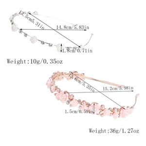 Vue détaillée de serre-têtes floraux avec roses en tissu, perles et strass brillants