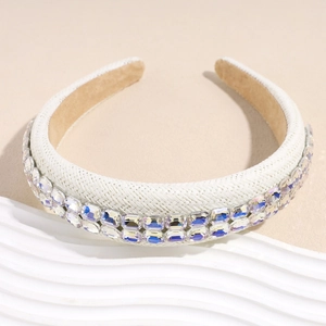 Détail d'un serre-tête en raphia orné de strass brillants et doublure en velours