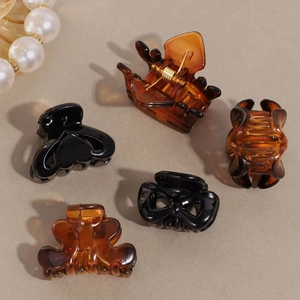 Set di 5 mini mollette per capelli a corona e cuore in resina nera e ambra tartarugata