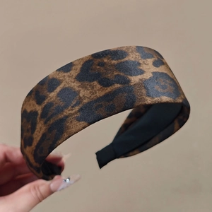 Detail view of leopard print wide headband with soft texture and anti-slip lining