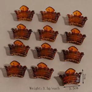 Dettaglio di 12 mini mollette ambra a corona, dimensioni 3,3 cm x 2 cm e peso di 3,5 g