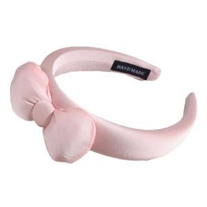 Serre-tête en satin rose avec grand nœud et design rembourré pour effet de volume