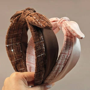 Süßes Tweed-Haarreif-Set in Braun und Rosa mit schimmernden silbernen Pailletten